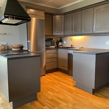 Charming 2-bedroom In Apartment *